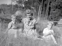 Jan Bartoš (vpravo) s maminkou a bratrem Jiřím v Lidových sadech v roce 1950, fotografoval je tatínek – vášnivý fotograf