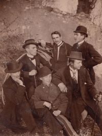 Dědeček z matčiny strany Leopold Novák na studiích (druhý zleva s kloboukem), 1893
