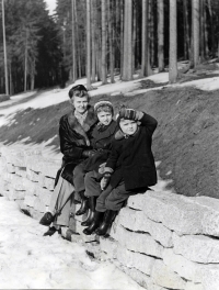 Jan Bartoš (uprostřed) s maminkou a bratrem Jiřím v Lidových sadech v roce 1952, fotografoval je tatínek – vášnivý fotograf