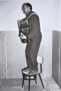 Jaroslav Smutný jako harmonikář na zkoušce souboru Radošov. 70.-80. léta 20. stol.