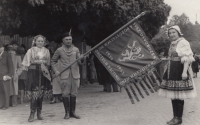 Maminka Zdena Mašínová (vlevo) na Všesokolském sletu, 1948