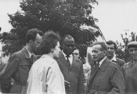 Hana Tomková při tlumočení pro delegaci afrických studentů z Kamerunu, 1957
