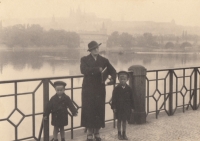 Ctirad (na snímku vpravo) a Josef Mašínové s maminkou v Praze, 1935 