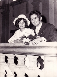 Svatba s manželkou Alenou, ženil se se sádrou a berlemi, listopad 1970