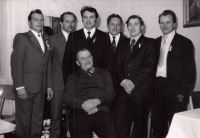 Bratři Mrázovi na zlaté svatbě rodičů, Karel Mráz první zleva