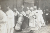 1927 svěcení zvonů na Strahově, otec Jaroslav Krejčí v bílém ornátu druhý zprava