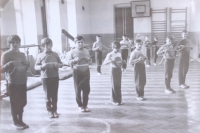 Nácvik sestavy frymburských žáků na spartakiádu v roce 1965