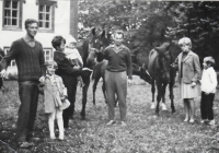 Přemysl Hořejší (zcela vlevo) s rodinou a bratrem v Dubu u Vodňan 