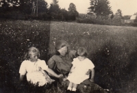 Marie Plachá (vlevo) s matkou a sestrou Angelou (vpravo)