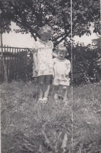 Se mladší sestrou Angelou, 1942