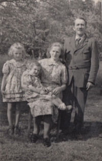 Marie Plachá se sestrou Angelou, matkou Annou Sitkovou a otcem, 1941