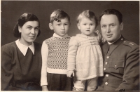 Maminka, pamětník, sestra a tatínek, 1945