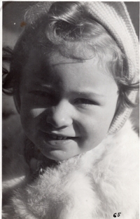 V dětských šatech, 1940