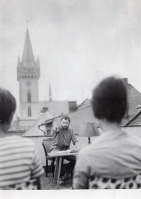 Večery poezie na střešní terase domu č. p. 93 v Palackého ulici ve Dvoře Králové, 1965