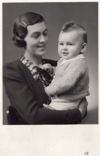 S maminkou v jednom roce, 1938