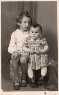Se sestrou Jitkou, 1944
