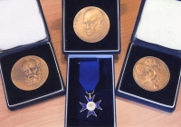 Medaile za zastoupení ve sbírce SPT Telecom, uprostřed medaile nakladatelství Hüebners Verlag, 1998