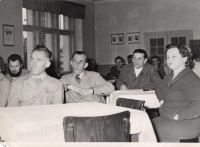 Miloš vlevo vzadu na slavnostním shromáždění k výročí 5. října v Jutě 1, uprostřed vedoucí atelieru Jaroslav Baryhar, 1963