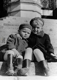 Jan Bartoš with his younger brother Jiří on the steps of the Liberec Museum in 1949