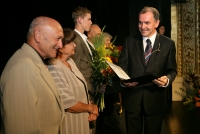 Jaroslav Smutný s manželkou Vlastou při přebírání ocenění od hejtmana Jihomoravského kraje Stanislava Juránka. Brno, 2006.