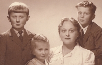 Ctirad, Zdena, maminka a Josef (vpravo) Mašínovi, 1941