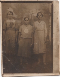 Kateryna Nahirna (on the left) - Mariya's mother, Poland, first half of the 1940s.

