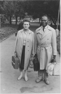 Hana Tomková s jedním se zástupců arfické delegace studentů, České Budějovice 1957