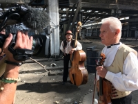 Jaroslav Smutný s Martinem Hrbáčem při natáčení pořadu ČT Folklorika o jeho osobě - Moje Veselí v areálu bývalých železáren ve Veselí nad Moravou, 2020. Foto Petr Mička.