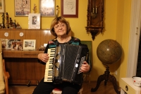 Alena Švandová hraje na harmoniku