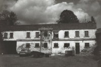 Chlév na hovězí dobytek na statku v Kunvaldě, stav po převzetí od JZD v 90. letech