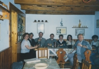Cyril Michalica (2. zleva) ve svém vinném sklípku, 90. léta