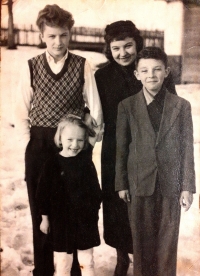 František Dočekal, vedle něho sestra Kristýna, dole bratr Josef a sestra Ludmila, cca 1956