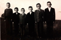 První zleva František Dočekal, vedle něho bratr Josef a bratranci, Nyklovice, okolo roku 1953