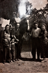 Na koni sestra Marta, vlevo rodiče, u rodičů vlevo sestra Ludmila se sestrou Evou, vpravo František Dočekal se sestrou Kristýnou, Nyklovice, 1947 