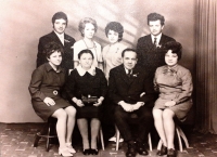 Nahoře zleva bratr Josef, sestry Ludmila a Eva, František, dole zleva sestra Marta a Kristýna, uprostřed rodiče, 2. polovina 20. století
