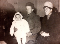 František a Anna Dočekalovi se synem Františkem, vítání občánků, Nyklovice, 1965