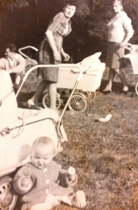 Dcera Ivana, výlet s lidmi z Nyklovic, 1967