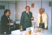 Přemysl Červenka (uprostřed) při oslavě 70. narozenin s bratrem Kamilem a sestrou Libuší, 1992