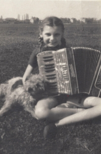 Školačka Helena Wiplerová hraje na na harmoniku, cca 1960