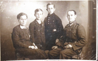 Fotografie prarodičů pamětníka a jeho otec s bratrem coby malí chlapci kolem roku 1938