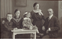 Fotografia zo starého albumu - zľava Theodor, Alžbeta (Beške), Lívia (Lýdiina mama) a rodičia Regina a Ludevit Schwarz 