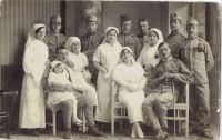 Stará fotografia z rodinného albumu cca rok 1915, dieťa na kolenách ženy je Lívia Schwarzová, mama pamätníčky