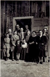 Fotografia z pracovného tábora v Novákoch, zinscenovaná idylka, čakala sa návšteva Červeného kríža (mama Lívia a Lýdia v tmavých šatočkách v popredí)