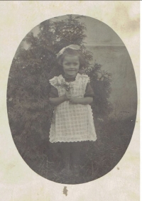 Fotografia zo zachráneného albumu - Lýdia Ferová (rok 1941)