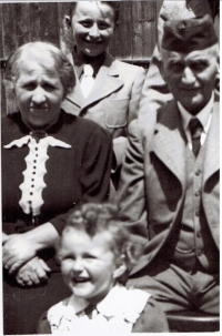 Fotografia zo zachráneného albumu - Lýdia so starými rodičmi, vzadu bratranec Miki Hoff