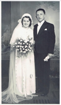 photo from the saved album - Lívia Schwarzová and Jakub Farkaš, wedding photo (witnesses parents)