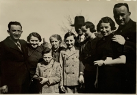 Photo from the saved album - from the left Jakub Farkaš, Miki Hoff, Regina Schwarz, Hanzi Hoff, Alžbeta Hoff with her husband, Manci and Teodor Schwarz
