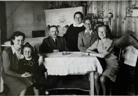 Fotografia z pracovného tábora v Novákoch, zinscenovaná idylka, čakala sa návšteva Červeného kríža (mama Lívia a Lýdia vľavo)