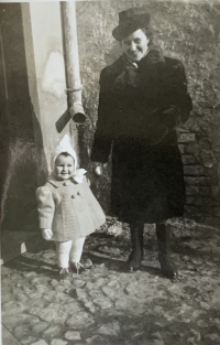 Fotografia zo zachráneného albumu - Lýdia ako dieťa s otcom Jakubom Farkašom