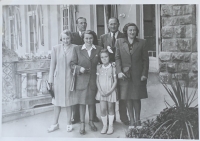 Lýdiina s rodinou, zľava teta Alžbeta, vpredu Lívia a Lýdia, vzadu Antonín Fabián (Fleischer)